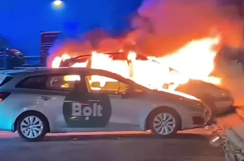 Огненный шар охватил машину: пожар у торгового центра в Пурвциемсе (ВИДЕО)