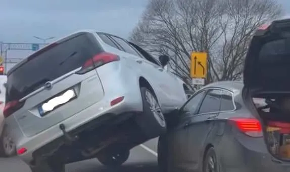 Подмял под себя: движение в Плявниеки затруднено из-за аварии (ВИДЕО)