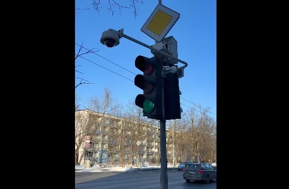 Светофор-ловушка в центре Риги? Полиция разъясняет нюансы (ВИДЕО)