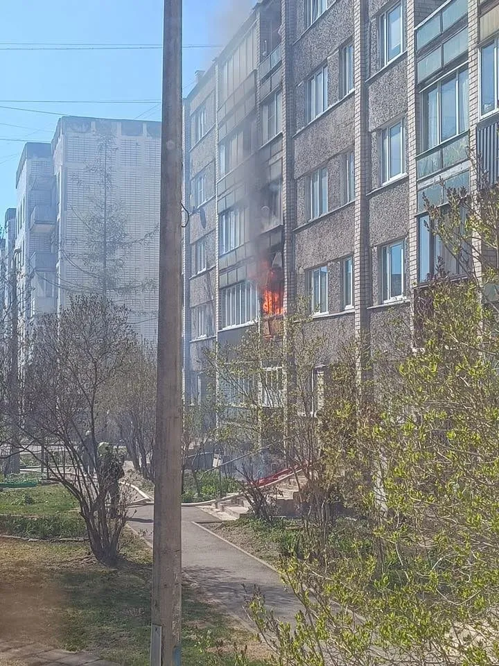 В Даугавгриве открытым пламенем горит квартира многоэтажки