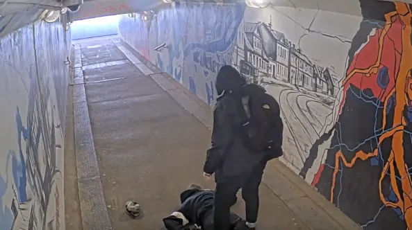 В тоннеле в центре Риги едва не убили мужчину: полицейским пришлось делать массаж сердца (ВИДЕО)