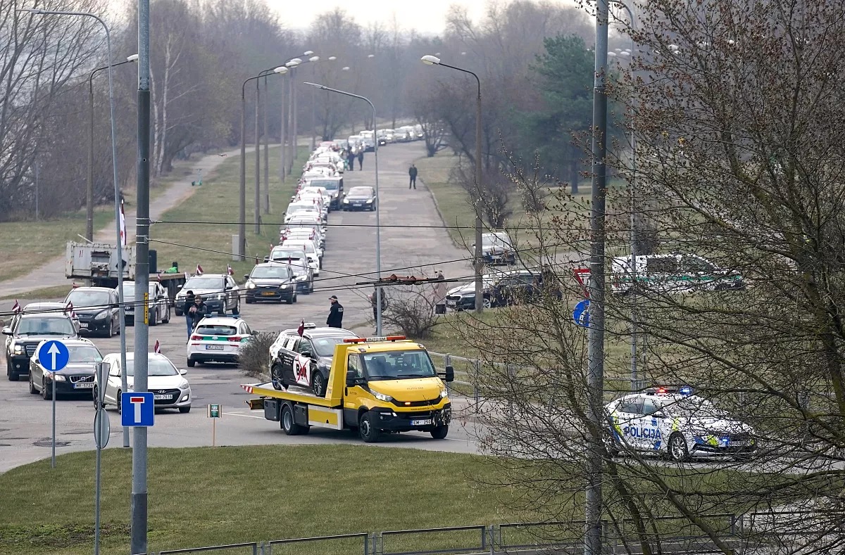 Rīgā vairāki simti taksometru vadītāju devušies protesta braucienā pret «Bolt» īstenoto politiku