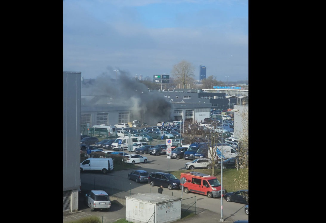 Rīgā neliela ugunsgrēka dēļ no servisa ēkas evakuējušies 100 cilvēki