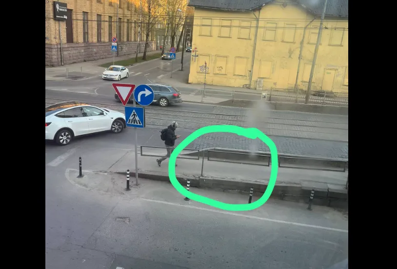 У Воздушного моста в Риге велосипедист на скорости врезался в коляску и травмировал девочку