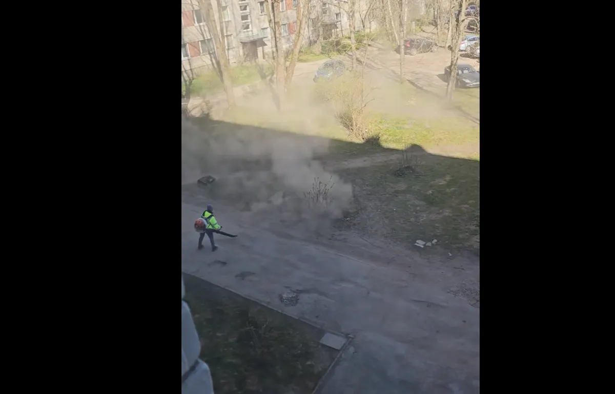 А дышать чем?! Как в спальном районе Риги двор от пыли убирали. ВИДЕО