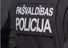 Пьяный водитель протаранил шлагбаум и отказался подчиняться полиции