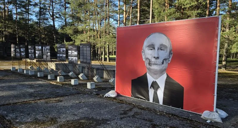 А с NKMP согласовали? Нет? Так это штраф! Политик выясняет детали установки плаката с Путиным у Саласпилского мемориала