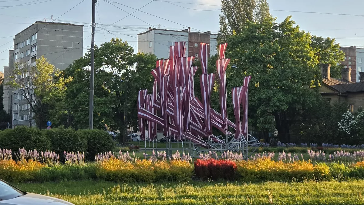 Ceturtdien gaidāmas gandrīz tikpat stipras vēja brāzmas kā trešdien