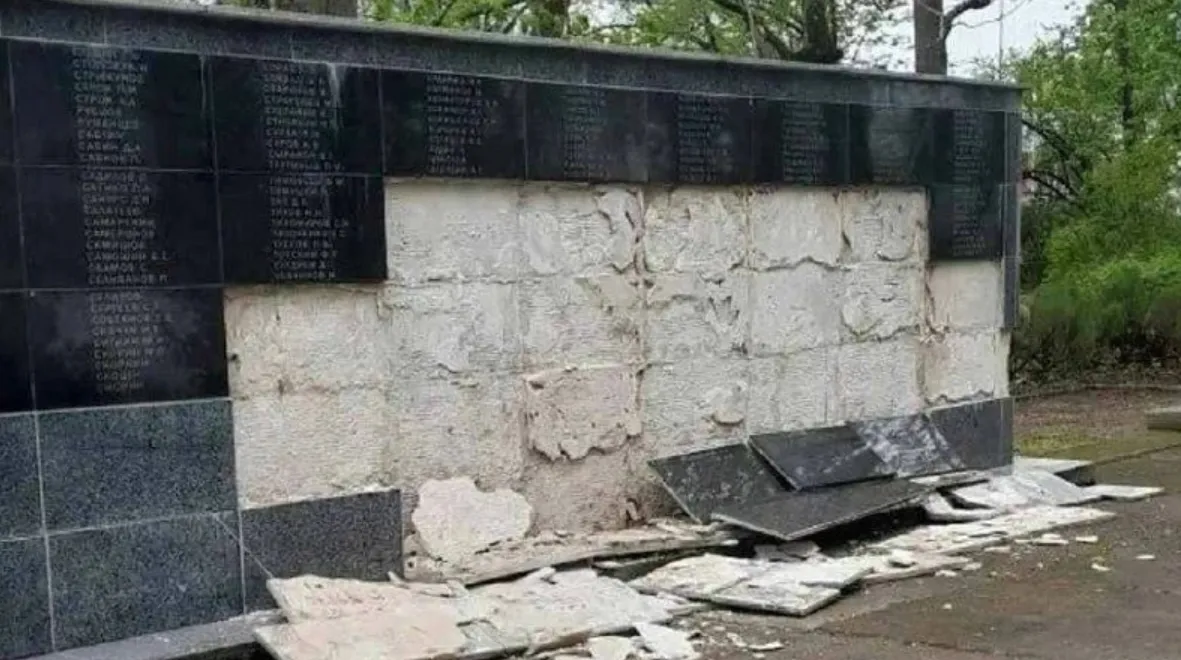 Вандализм или ветер плюс износ конструкции? В Иецаве поврежден мемориал советским воинам