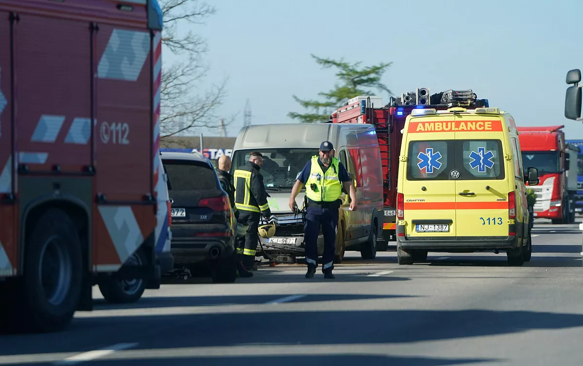 Likumā nosaka precīzas prasības transportlīdzekļu vadītājiem ziņot par avāriju policijai