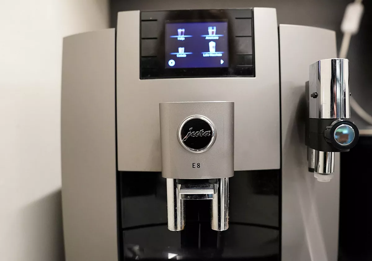 Pusmiljona eiro sods piemērots par konkurences pārkāpumiem kafijas automātu «Jura» izplatīšanā