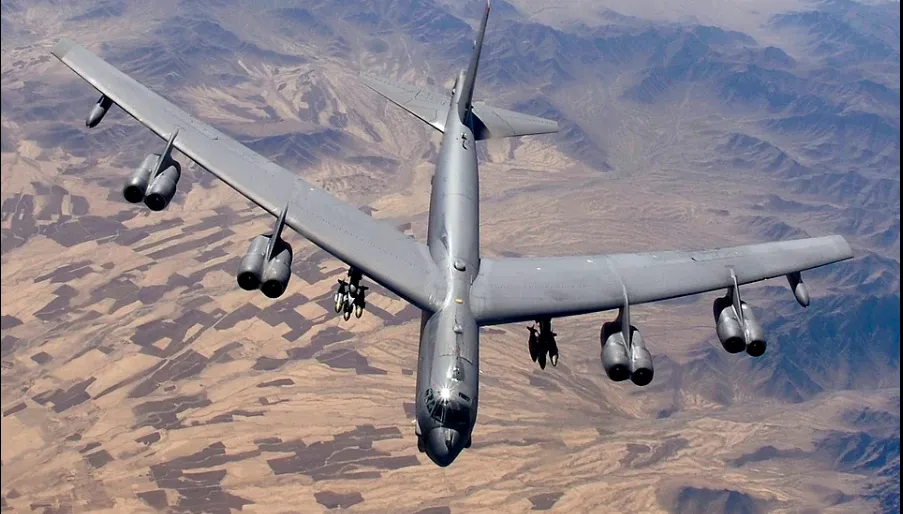 В Калифорнии рухнул бомбардировщик B-52: восемь погибших