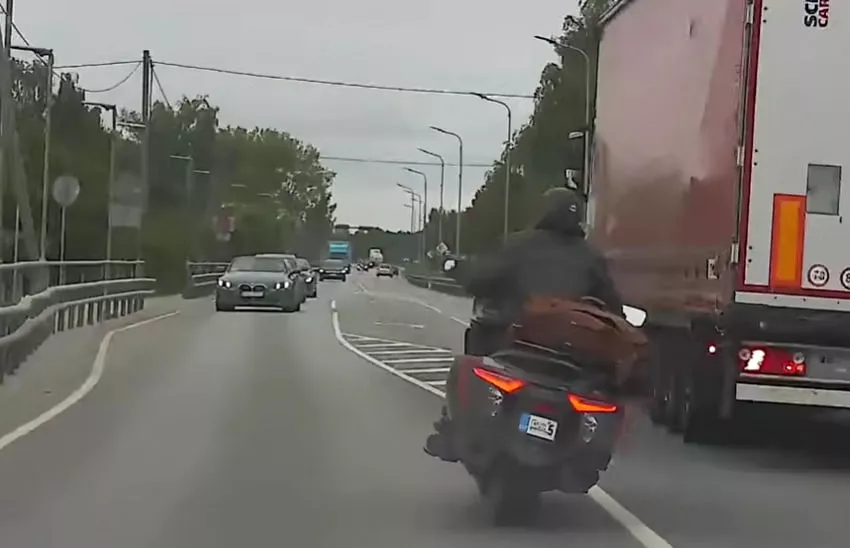 No policijas bēgošs motociklists saņem 6700 eiro sodu un paliek bez tiesībām