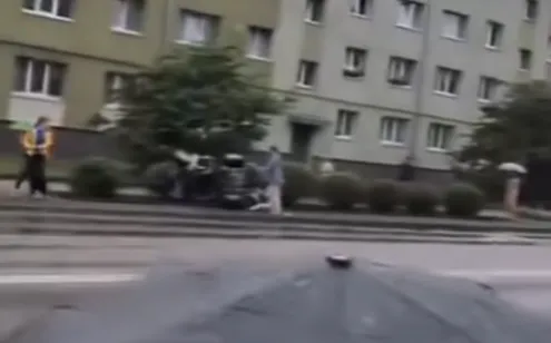 ДТП в прямом эфире: пьяный мотоциклист сбил пешехода на слёте в Вентспилсе (ВИДЕО)
