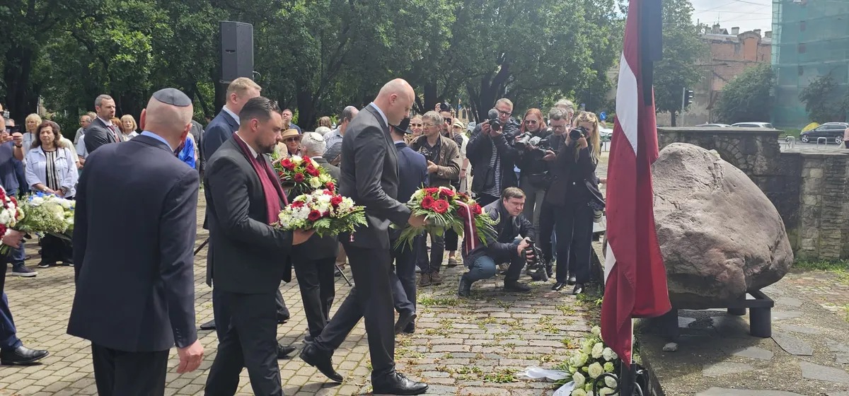 И дождь плакал: первые лица страны почтили память жертв Холокоста. ФОТО