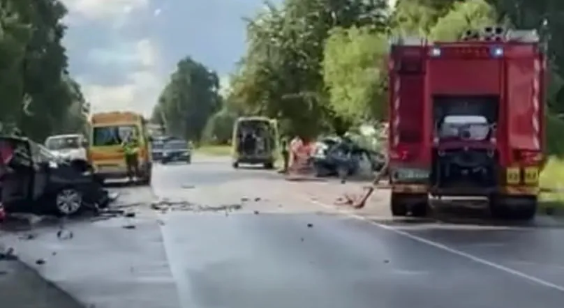 Трагедия на дороге в Елгаву: в тяжелой аварии погиб человек (видео)