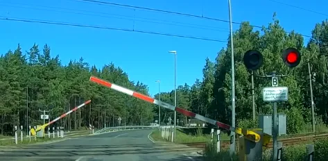 Шлагбаум закрылся, но поезд так и не пришёл: водитель в недоумении (ВИДЕО)