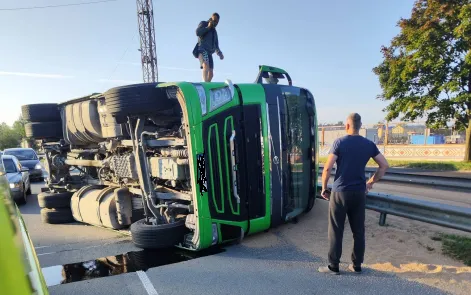 Фура легла на бок на повороте: ЧП в Вецмилгрависе (ФОТО)