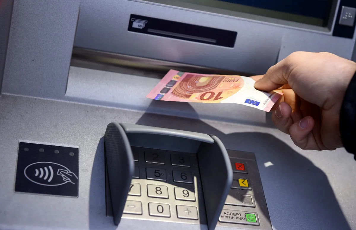 Vētras laikā bija traucēta piektdaļas Latvijas bankomātu darbība