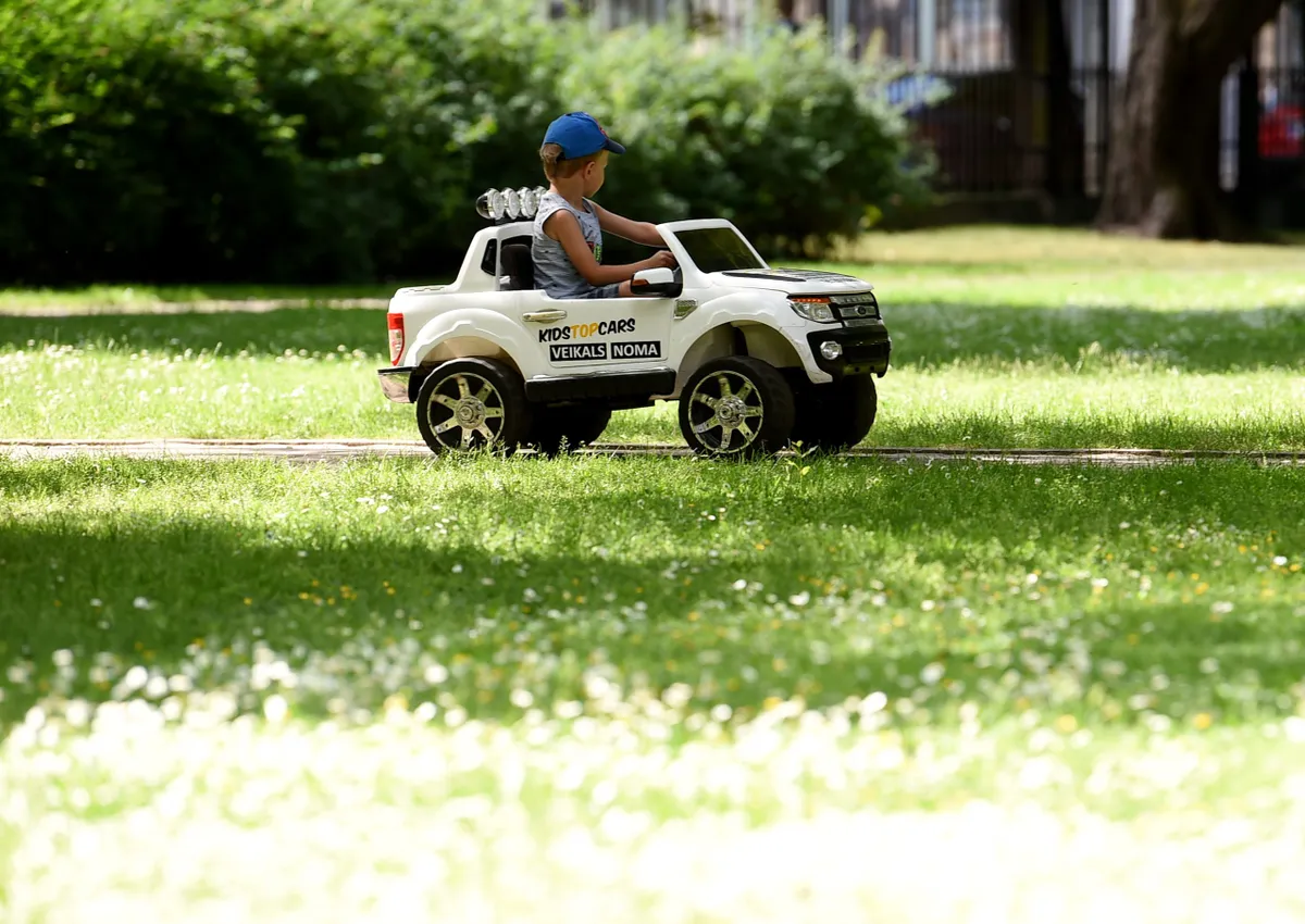 Dobeles pusē pieķer autovadītāju, kuras mazgadīgais pasažieri bija izlīdis līdz pusei pa auto lūku