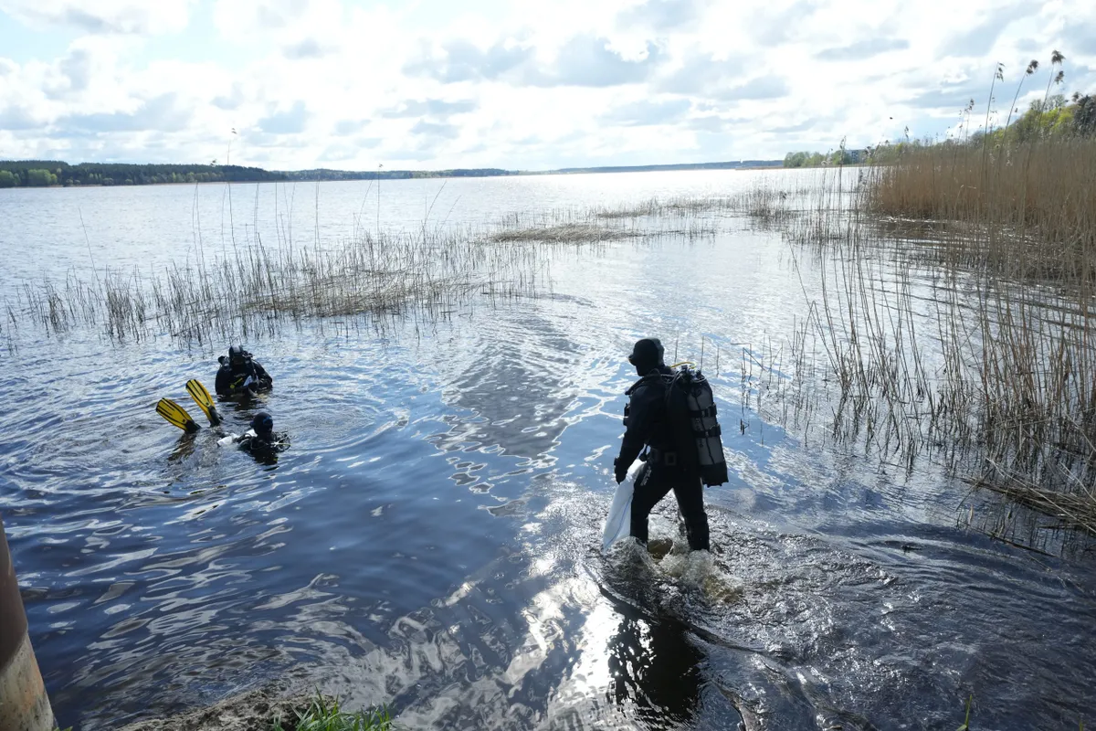Kaņiera ezerā ar spēcīgu magnētu palīdzību meklēs un izcels no ūdens nogrimušus metāla priekšmetus
