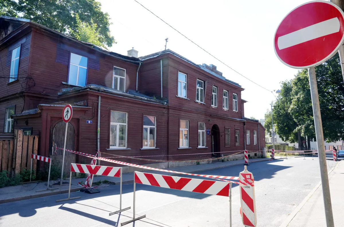 Внимание! Заброшенный дом на улице Даугавпилс может рухнуть на тротуар и дорогу