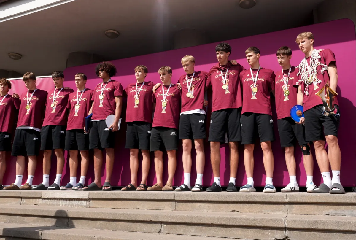 Latvijas basketbolisti Rīgā sagaidīti pēc uzvaras Eiropas U-16 čempionātā