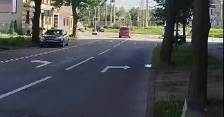 Поворот нарисован, но поворачивать нельзя: водителей предупреждают о ловушке в Риге (ВИДЕО)