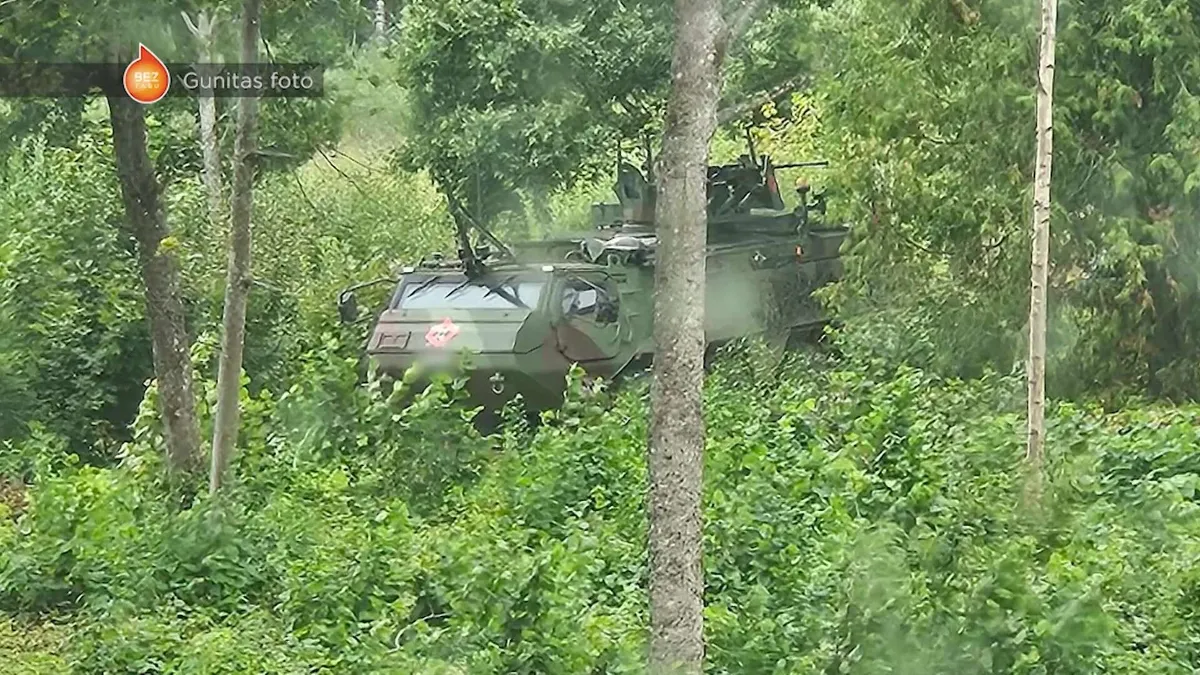 Хозяева в шоке: во время учений в Гулбене военные стреляли прямо во дворе