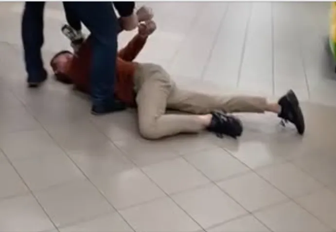 В Елгаве охрана магазина брутально скрутила нарушителя. ВИДЕО