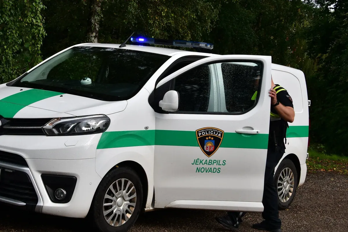 В Екабпилсе пьяный водитель катал друга на крыше своей BMW