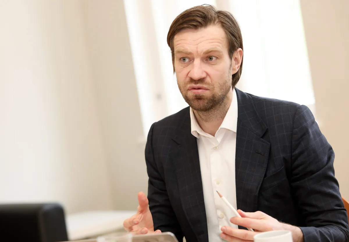 Valdība apstiprina futbolistu Gorkšu Valsts kancelejas direktora amatā