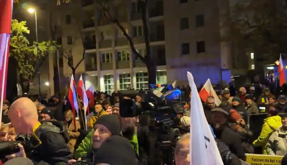 Госпереворот в Польше? Она выходит из ЕС? Полиция у суда, президент разворачивает самолёт