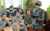 Военная подготовка или театральный кружок? Школьников учат стрелять без боевого оружия