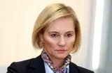 Дело о взятке в 20 000 евро отложено. Обвиняемая Брока живет в ОАЭ и болеет