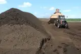 Дорога перекрыта в обоих направлениях: в Елгавском крае перевернулся грузовик с торфом