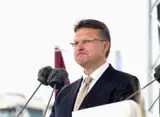 Во власть его не зовут, но поддержать Кулбергса он готов. Шлесерс ставит три условия