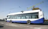 Зацепер или работник? Очевидцы засняли странное на троллейбусе в Риге. ВИДЕО