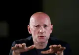 Изменить мир невозможно: режиссёр Херманис ушёл с поста руководителя партии