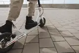 No policijas bēgošs elektroskrejriteņa vadītājs Jelgavā attīsta 75 km/h lielu ātrumu