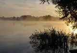 Утро в Латвии прохладное и почти без дождя. На востоке туман