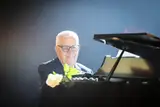 Зря не сделал этого раньше: Раймонд Паулс в 90 лет впервые запел на концерте (ВИДЕО)