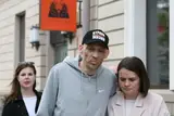 Что происходит между Сергеем и Светланой Тихановскими: он ведёт стримы, в которых оспаривает её легитимность