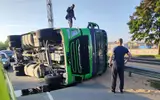 Фура легла на бок на повороте: ЧП в Вецмилгрависе (ФОТО)