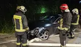 Naktī Rīgā iereibis ārvalstnieks ar auto lielā ātrumā taranējis DUS teritoriju