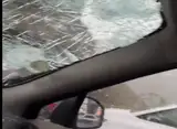 Сотни водителей попали в ловушку прямо на дороге — гигантский град выбивал стекла (ВИДЕО)