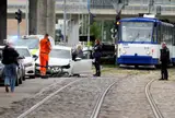 У Южного моста столкнулись трамвай и две легковушки (ВИДЕО)