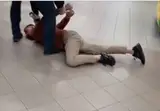 В Елгаве охрана магазина брутально скрутила нарушителя. ВИДЕО