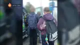 Все дети в транспорт не влезают: в Огре из-за маленького автобуса школьники остаются на остановке