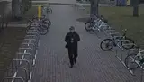 Один погиб под колёсами автобуса, другой исчез. Полиция показала разыскиваемого велосипедиста